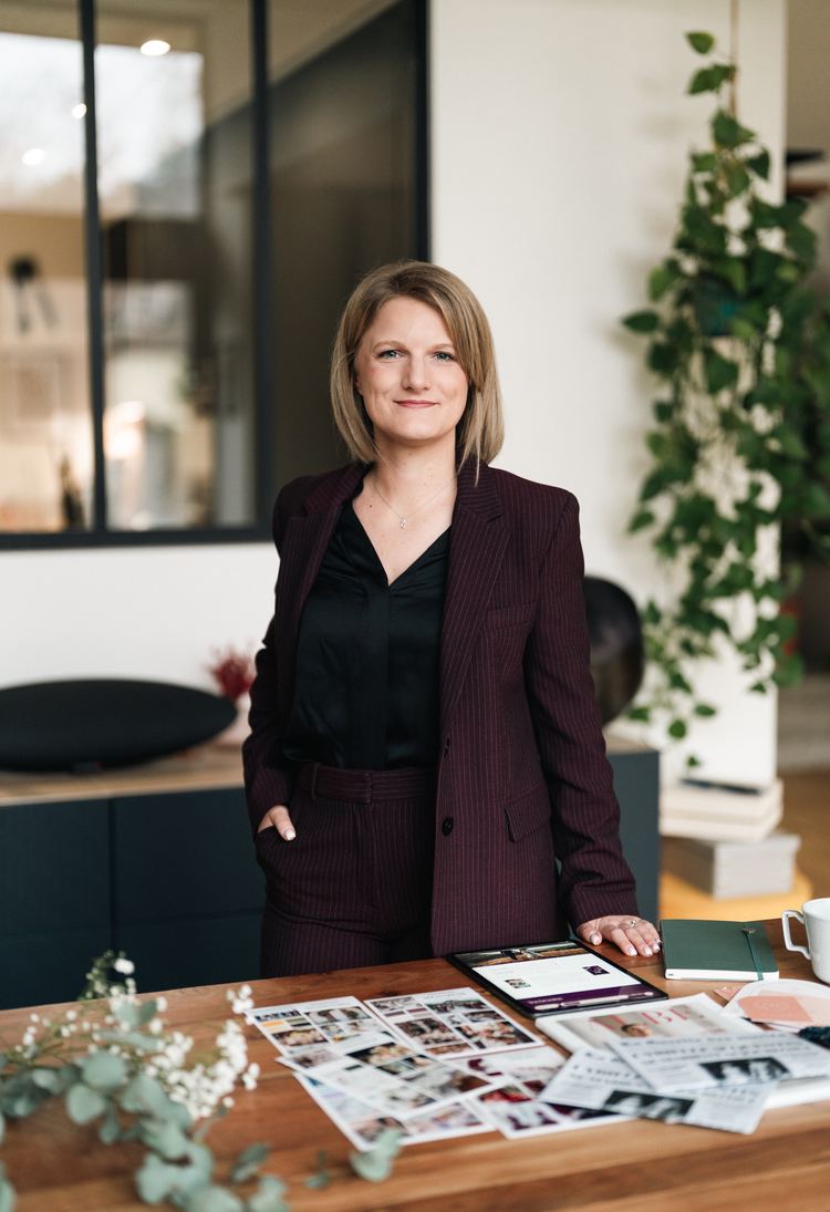 Cyrielle Junges, wedding planner, dans son espace de travail