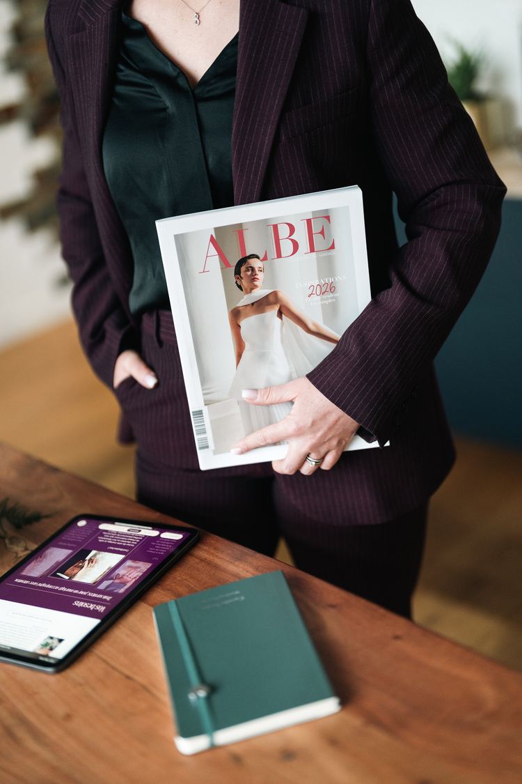 Cyrielle Junges tenant un magazine de mariage