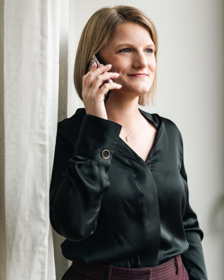 Cyrielle Junges au téléphone avec un couple de futurs mariés